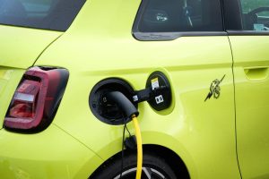 Arnaques au QR code, bornes piratées : 4 réflexes à adopter pour éviter les dangers de la recharge électrique