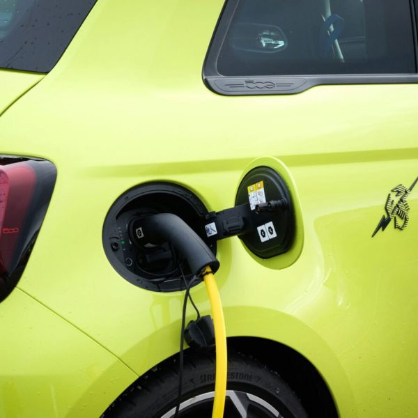 Arnaques au QR code, bornes piratées : 4 réflexes à adopter pour éviter les dangers de la recharge électrique