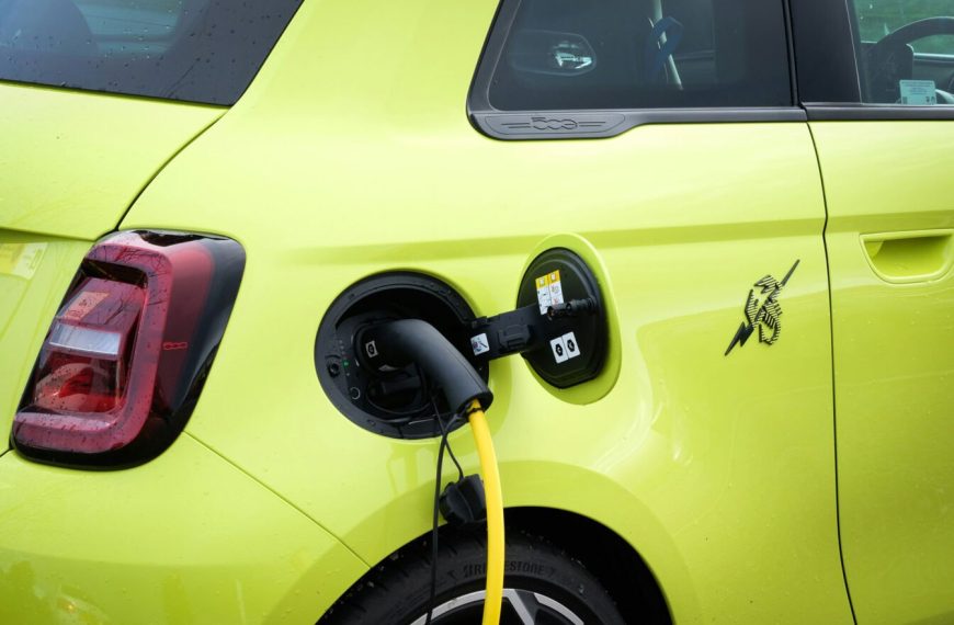 Arnaques au QR code, bornes piratées : 4 réflexes à adopter pour éviter les dangers de la recharge électrique