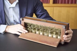 Telex : Adobe acquiert Semrush pour 1,9 Md$, Tesla veut produire ses propres puces, La vente de la Pascaline bloquée