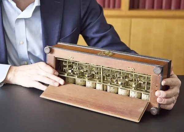 Telex : Adobe acquiert Semrush pour 1,9 Md$, Tesla veut produire ses propres puces, La vente de la Pascaline bloquée