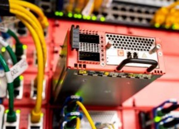 AWS dope ses réseaux longue distance avec un transpondeur optique sur mesure