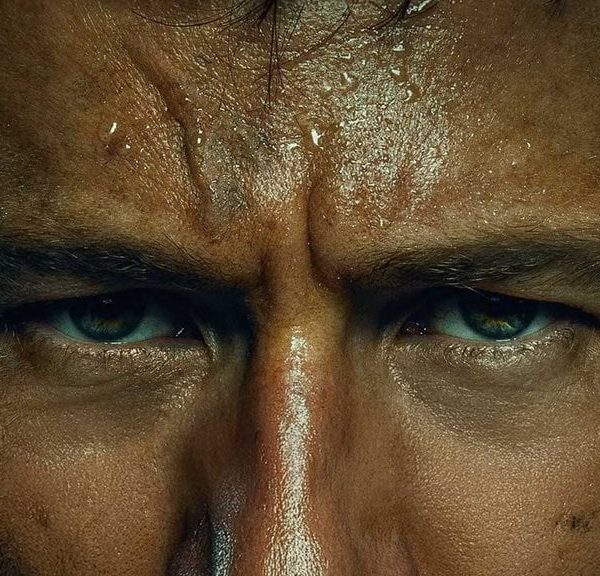 Les fans de Schwarzenegger vont me haïr, mais je préfère Running Man de 2025 avec Glen Powell au film de 1987