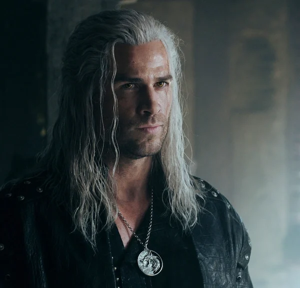 "Si vous n'avez rien à faire dans la vie" Liam Hemsworth, nouvelle star de la série The Witcher sur Netflix, affirme que les jeux sont "géniaux", mais à certaines conditions