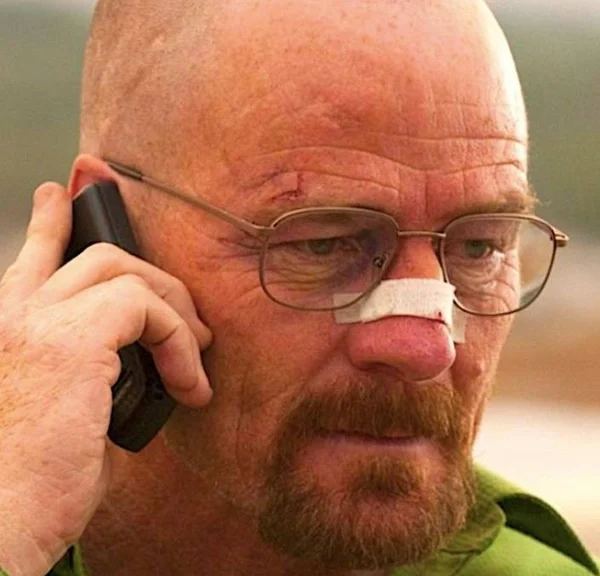 “Machine à plagier” Le créateur de Breaking Bad ne mâche pas ses mots envers l’IA, il lui adresse même une grosse pique dans sa nouvelle série !