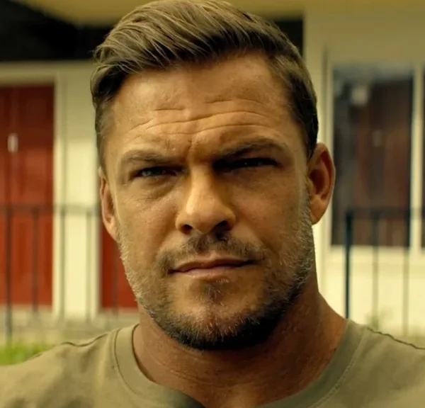 La star de la série Reacher ne se lasse jamais de l’action : l’acteur refait parler les poings dans ce film survolté sur Prime Video