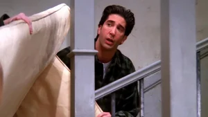 Cette scène culte de Friends était presque impossible à tourner ! Tout ça à cause de ce canapé…