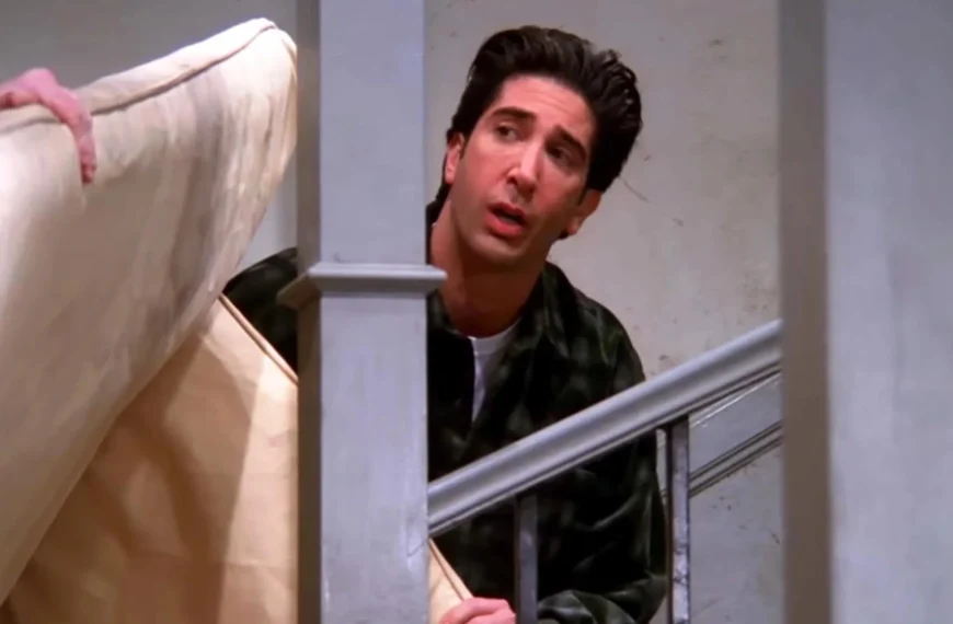 Cette scène culte de Friends était presque impossible à tourner ! Tout ça à cause de ce canapé…