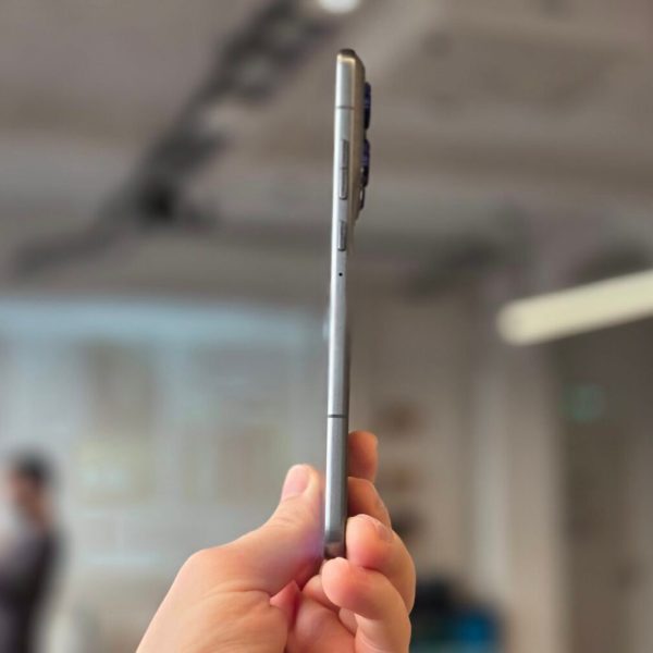 On a pris en main le Motorola Edge 70 : enfin un smartphone ultrafin à un prix correct