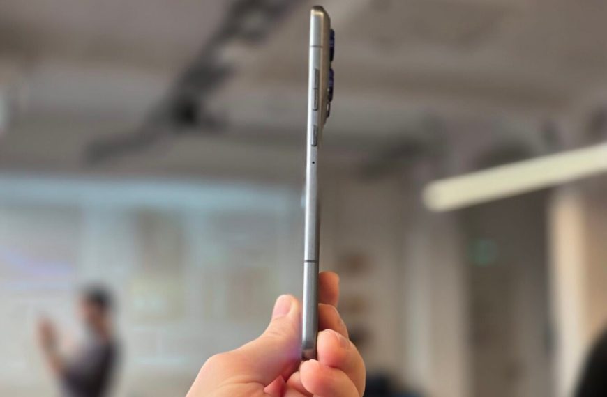 On a pris en main le Motorola Edge 70 : enfin un smartphone ultrafin à un prix correct