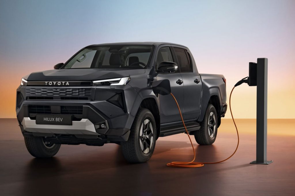 Toyota Hilux : le pick-up passe à l’électrique, mais son autonomie déçoit déjà