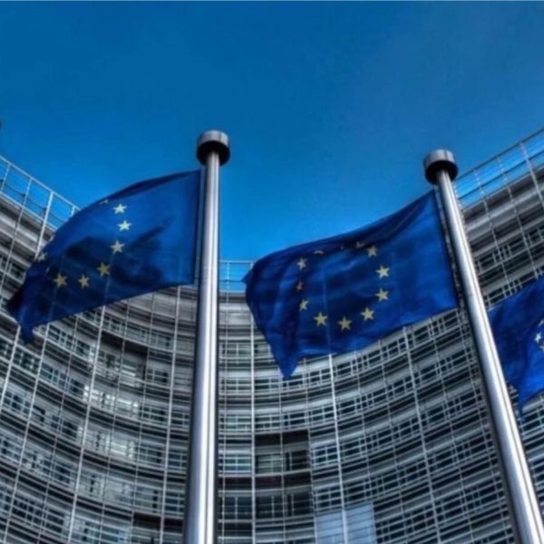 Bruxelles voudrait lever le pied sur l’AI Act pour ne pas fâcher Washington