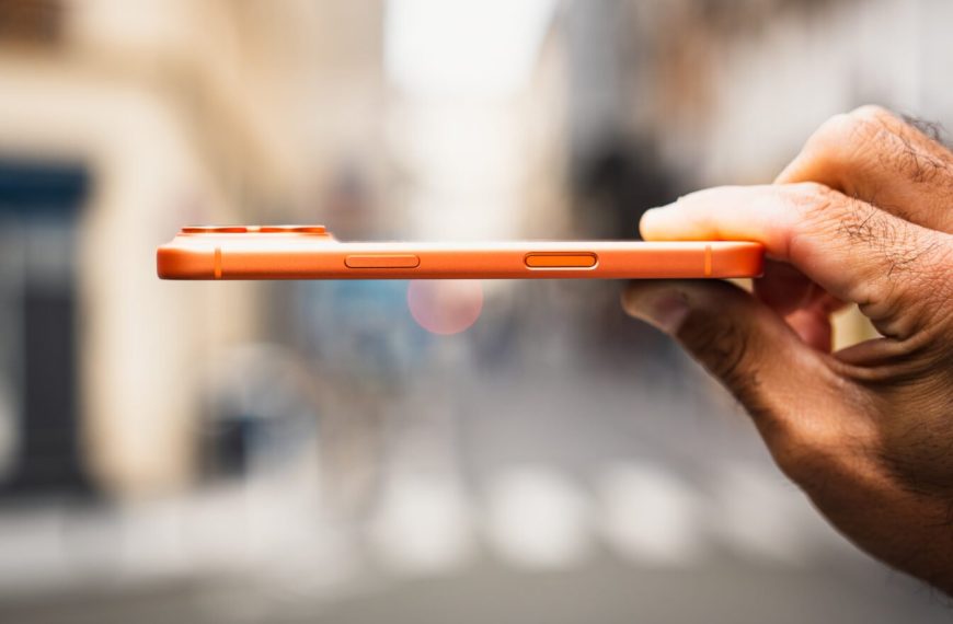 Le bouton latéral de l’iPhone pourra bientôt lancer un autre assistant que Siri