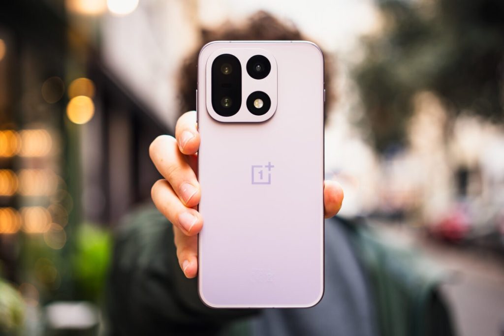 Test du OnePlus 15 : le roi de la performance et de l’autonomie, au prix d’un compromis photo