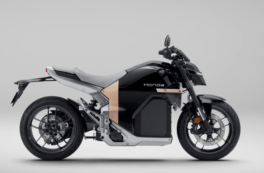 Honda lance sa première moto électrique : design redoutable, mais un simple permis A1 peut la dompter