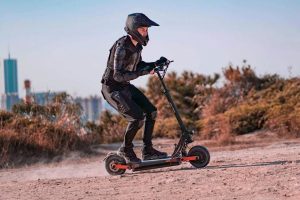 Aussi rapide que les bolides de Fast and Furious, cette trottinette 2 000W est une FOLIE (-67%)