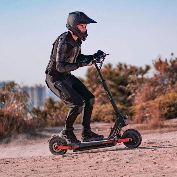 Aussi rapide que les bolides de Fast and Furious, cette trottinette 2 000W est une FOLIE (-67%)