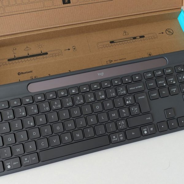 Test Logitech Signature Slim Solar+ : le clavier solaire peut-il vraiment faire oublier les câbles ?