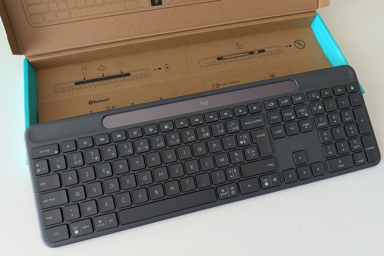 Test Logitech Signature Slim Solar+ : le clavier solaire peut-il vraiment faire oublier les câbles ?