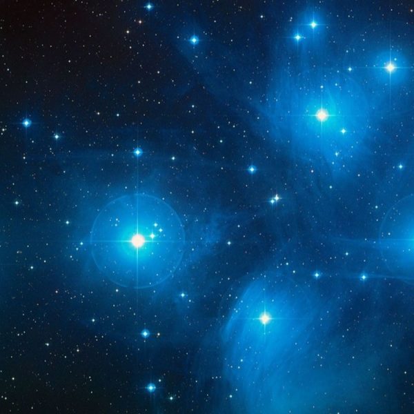 Oubliez tout ce que vous pensiez savoir sur les Pléiades : le secret du plus célèbre amas d’étoiles vient d’être dévoilé et il bouleverse notre vision de l’Univers