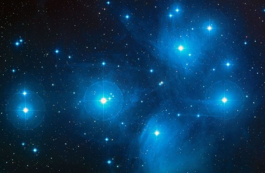 Oubliez tout ce que vous pensiez savoir sur les Pléiades : le secret du plus célèbre amas d’étoiles vient d’être dévoilé et il bouleverse notre vision de l’Univers