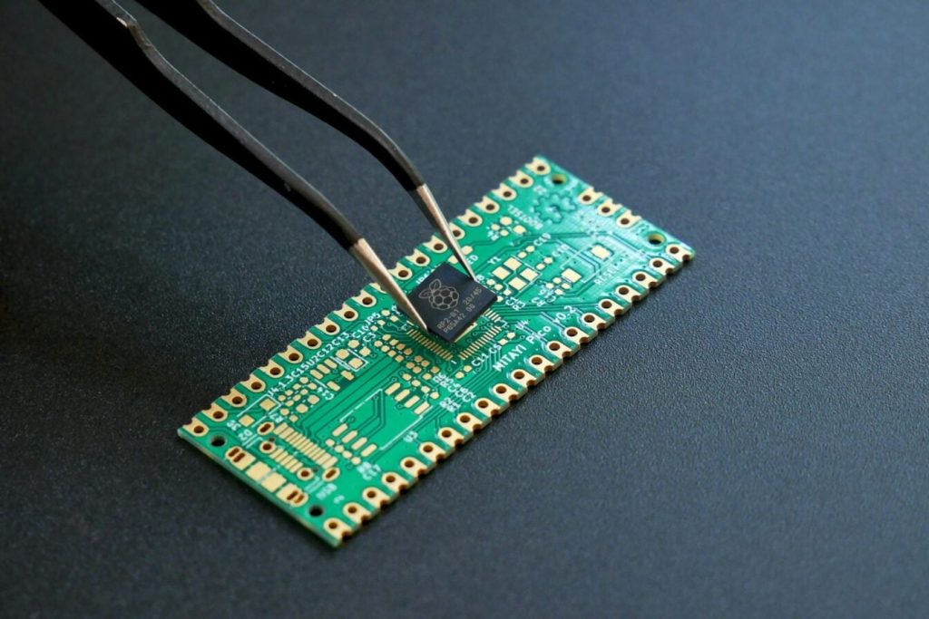 L’Europe va subir « des arrêts de production imminents » dans ses usines : cette entreprise de semi-conducteurs sonne l’alerte