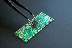 L’Europe va subir « des arrêts de production imminents » dans ses usines : cette entreprise de semi-conducteurs sonne l’alerte