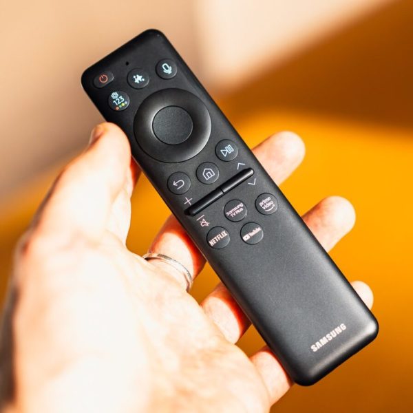 Les TV Samsung 2025 ont un nouveau bouton sur leur télécommande : voici à quoi il sert