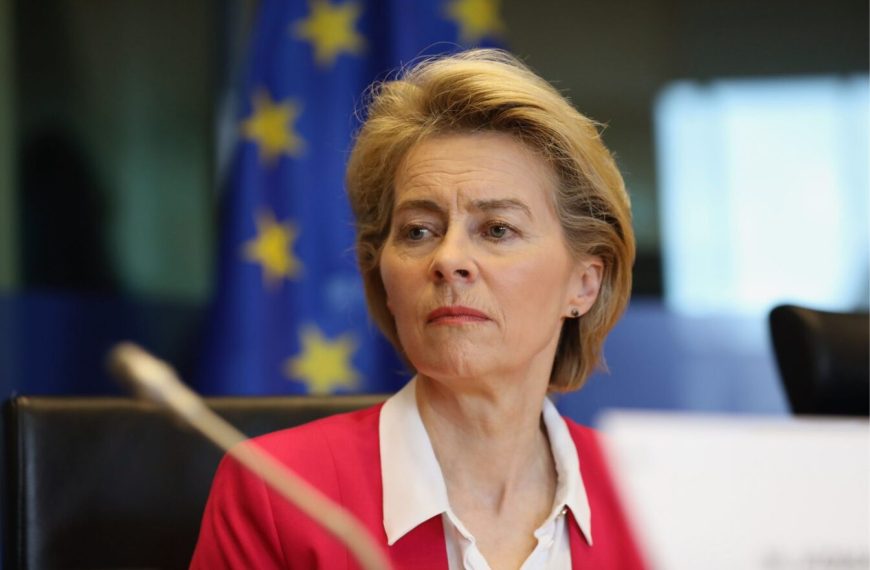 Bruxelles accusée de reprendre « le discours marketing trompeur » des géants de l’IA