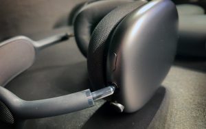 Mettre vos AirPods Max au frigo, ça vous paraît fou ? Pourtant, ça permet de les réparer sans débourser un centime