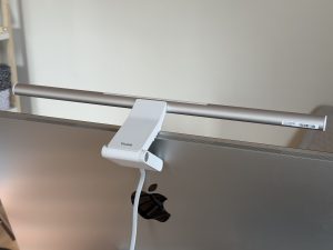 BenQ ScreenBar Pro : la lampe de bureau que je prenais pour un gadget (et que je ne peux plus quitter)