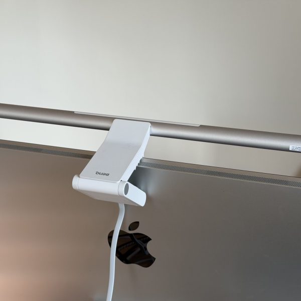 BenQ ScreenBar Pro : la lampe de bureau que je prenais pour un gadget (et que je ne peux plus quitter)