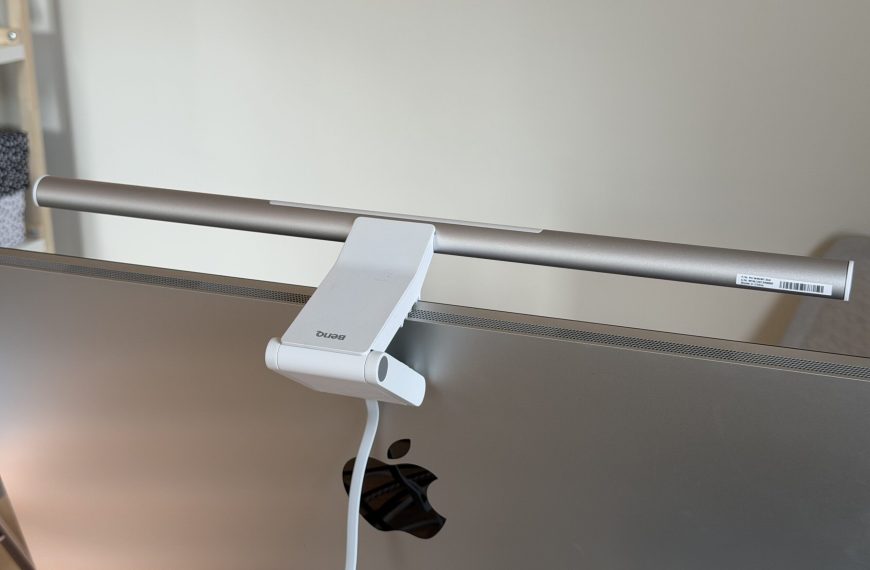 BenQ ScreenBar Pro : la lampe de bureau que je prenais pour un gadget (et que je ne peux plus quitter)
