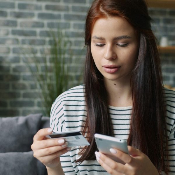 Arnaques en ligne : l’Europe frappe les réseaux sociaux au portefeuille