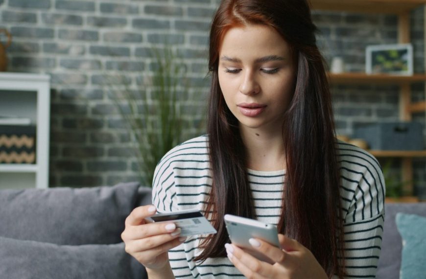 Arnaques en ligne : l’Europe frappe les réseaux sociaux au portefeuille