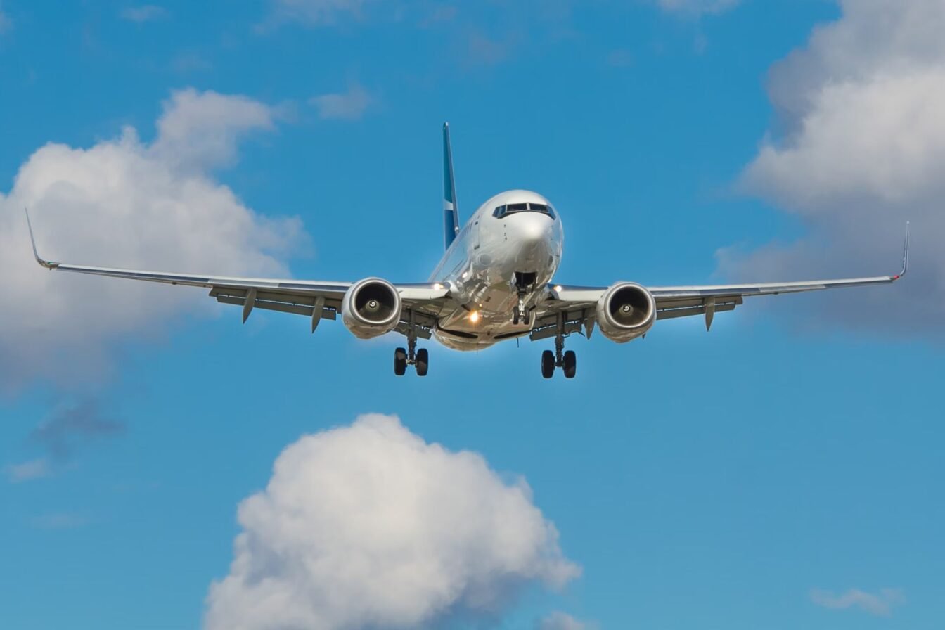 Des drones sèment le chaos dans les aéroports de Belgique