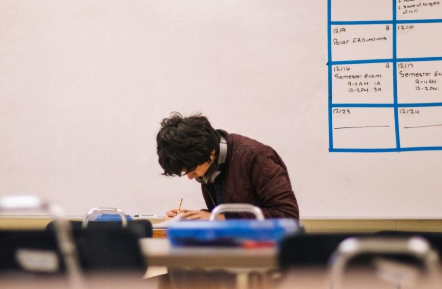 Emmanuel Macron veut interdire les smartphones dans les lycées