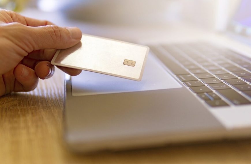 Fraude à la carte bancaire : 3 réseaux criminels ont dérobé 300 millions d’euros avec de faux abonnements