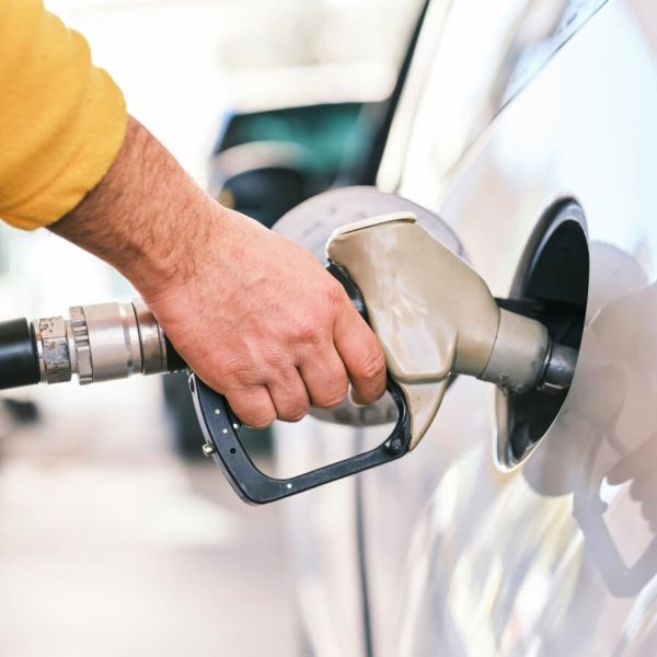 Le prix de l’essence va augmenter en France… à cause des voitures électriques ?