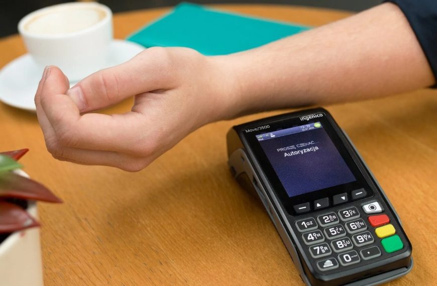 Un magicien mentaliste s’implante une puce RFID dans la main… et oublie le mot de passe
