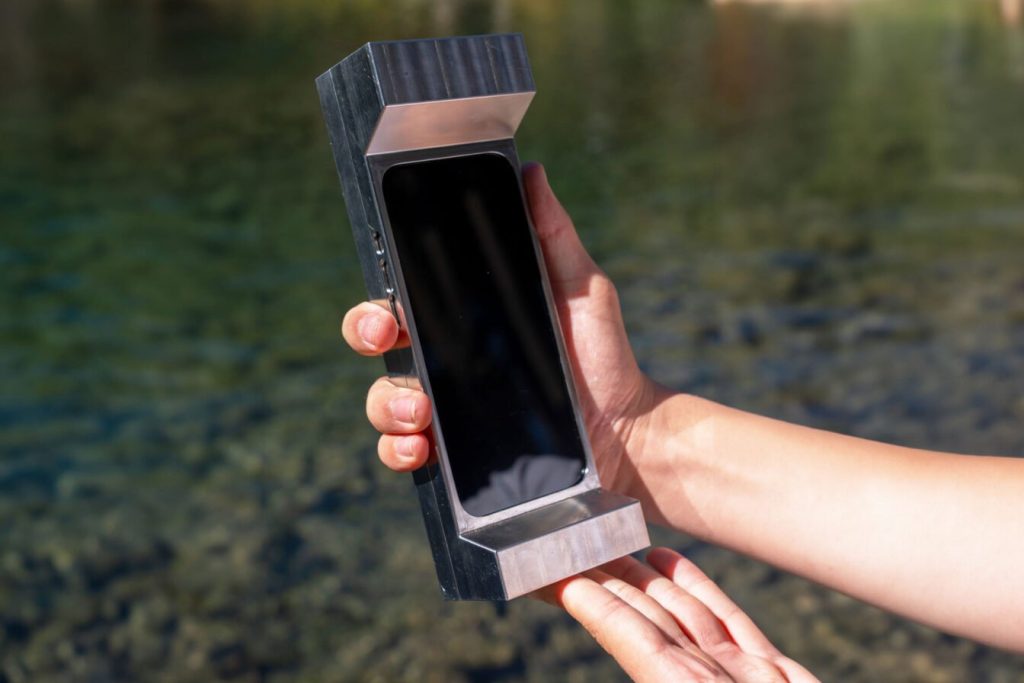 Addict au smartphone ? Cette coque de 2,7 kg vous soigne par la force brute