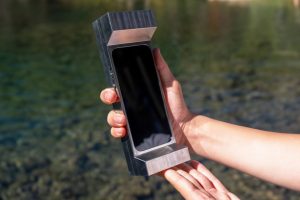 Addict au smartphone ? Cette coque de 2,7 kg vous soigne par la force brute