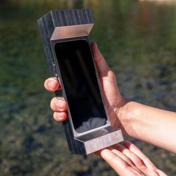 Addict au smartphone ? Cette coque de 2,7 kg vous soigne par la force brute