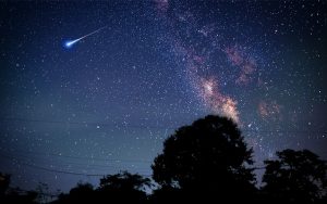 C’est LA pluie d’étoiles filantes à ne pas manquer : voici quand et comment admirer les Léonides en 2025