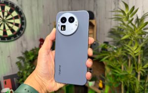 Entre cuir et papier, la finition du Realme GT 8 Pro est incroyable