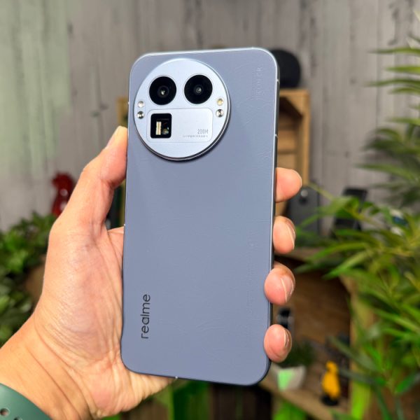 Entre cuir et papier, la finition du Realme GT 8 Pro est incroyable