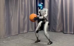 Ce robot ne tire pas encore comme Stephen Curry, mais il apprend vite : la preuve en vidéo