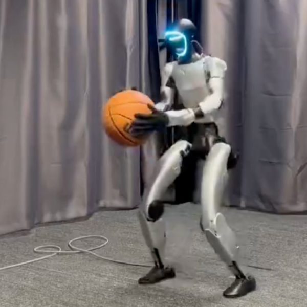 Ce robot ne tire pas encore comme Stephen Curry, mais il apprend vite : la preuve en vidéo