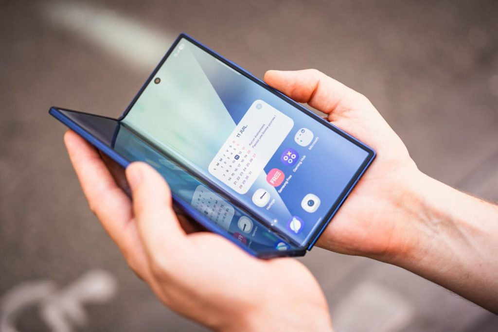 Galaxy Z TriFold : une nouvelle vidéo montre en détail le smartphone qui se plie en trois