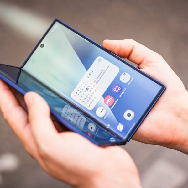 Galaxy Z TriFold : une nouvelle vidéo montre en détail le smartphone qui se plie en trois